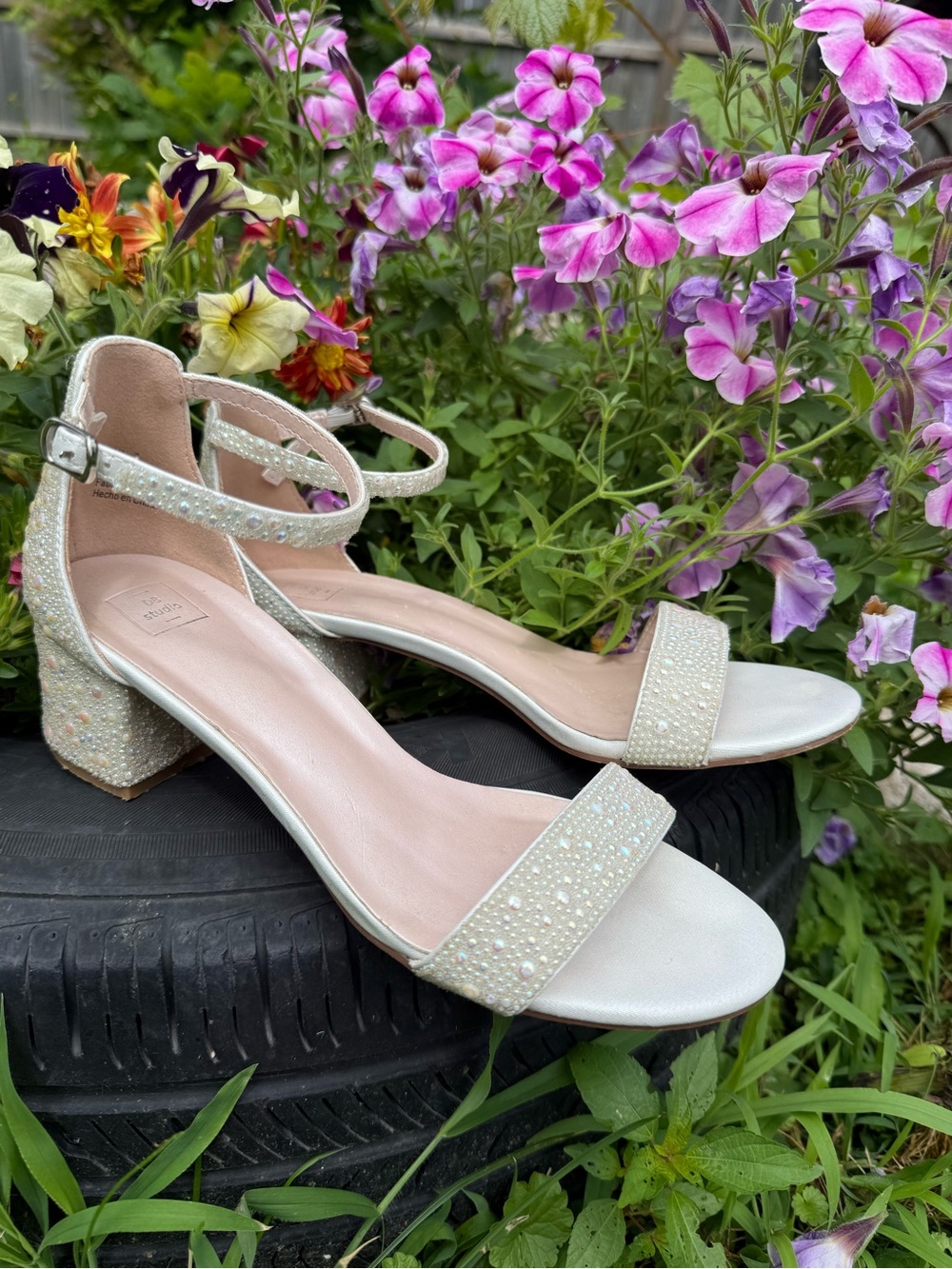 David's Bridal Pink Pearl-Embellished Ankle-Strap Sandals (free sunglasses) - Picture 2 of 7